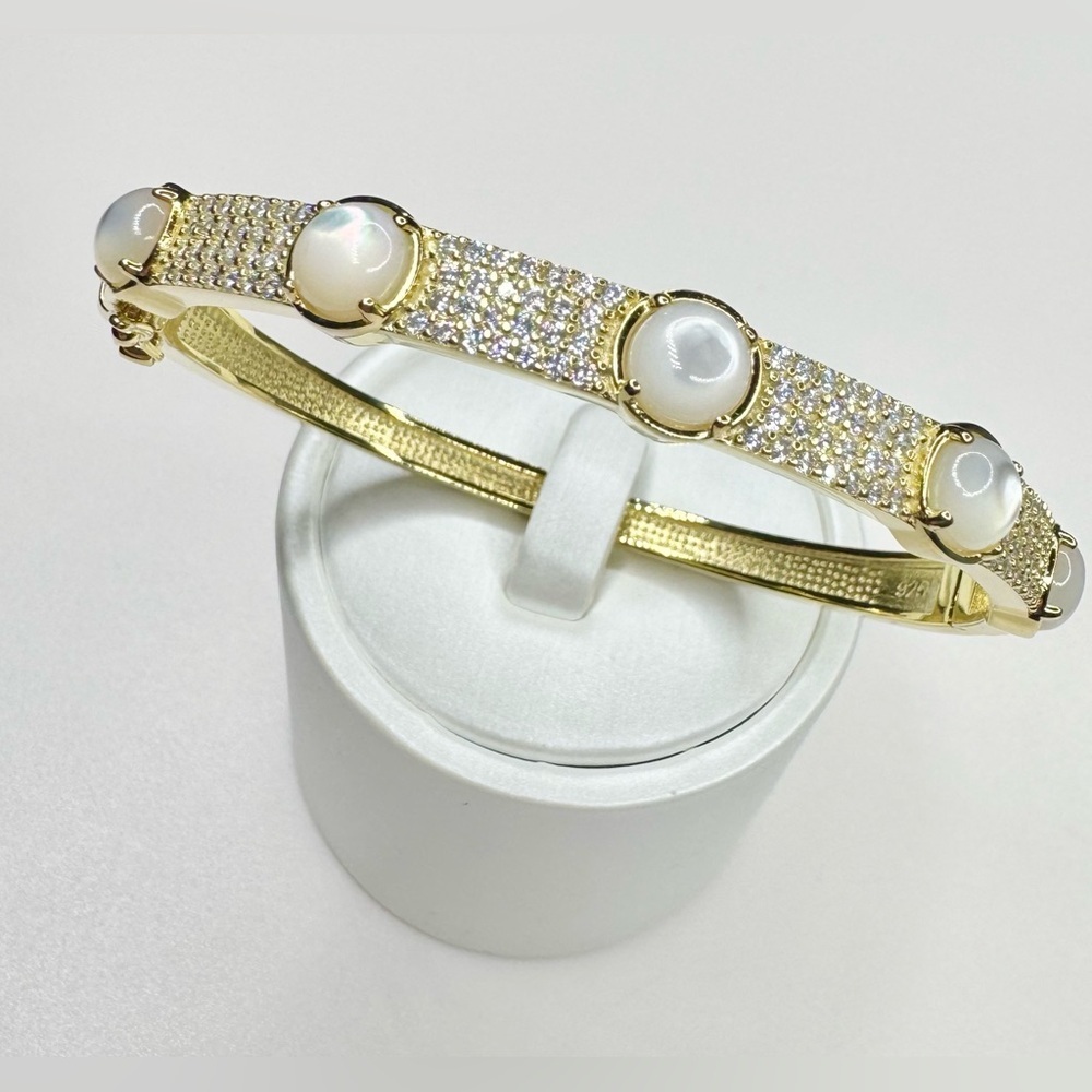 Elegant 18K Gold and White Moonstone Bangle Bracelet